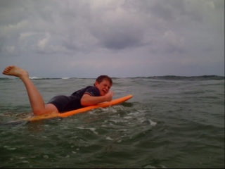surfer sa premiere vague